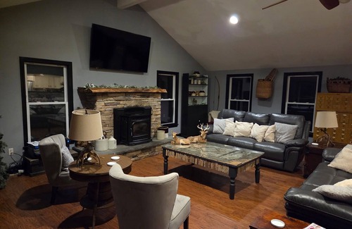 Mansfield House | Charming 3-bedroom house on a secluded 11 acres of wooded trails and riverfront.