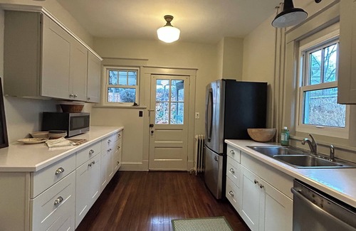 Peekskill House | Charming 3-bedroom house with AC, WiFi in Peekskill