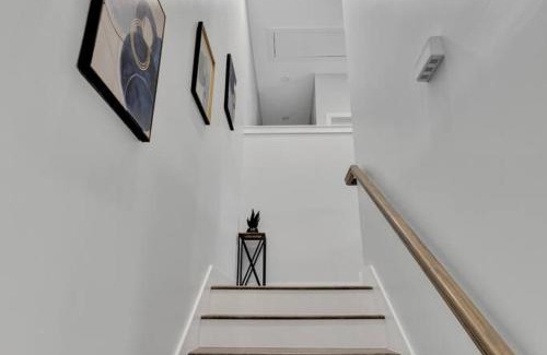 Dallas House | Charming 3-Bedroom Home l 5 mins to AA Arena
