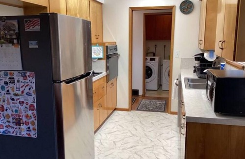 Edgewood House | Charming 3-bedroom house with WiFi and AC in Edgewood