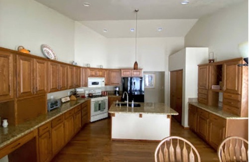 Rathdrum House | Charming 3-bedroom house sleeps 8 with high speed WiFi in Twin Lakes Village