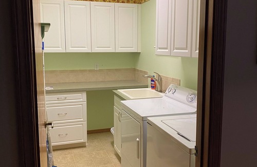Rathdrum House | Charming 3-bedroom house sleeps 8 with high speed WiFi in Twin Lakes Village
