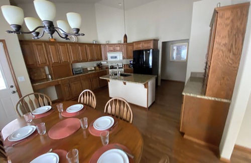 Rathdrum House | Charming 3-bedroom house sleeps 8 with high speed WiFi in Twin Lakes Village