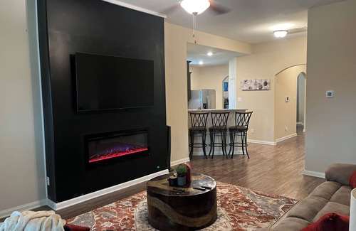 Crowley House | Charming 3-bedroom house with AC, WiFi in serene Crowley