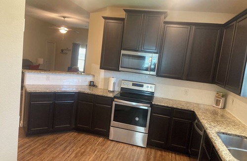 Crowley House | Charming 3-bedroom house with AC, WiFi in serene Crowley