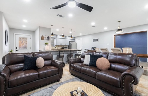 Haslet House | Charming 3-bedroom house with WiFi and AC in Haslet