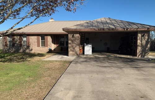 Seguin House | Charming 3-bedroom house between Seguin and New Braunfels - includes RV Hookups
