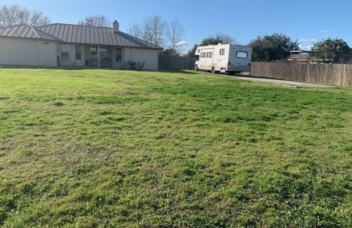 Seguin House | Charming 3-bedroom house between Seguin and New Braunfels - includes RV Hookups