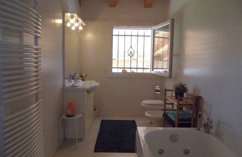 Zero Branco Bed & Breakfast | Charming 3-bedroom B&B with AC, WiFi in quaint Zero Branco