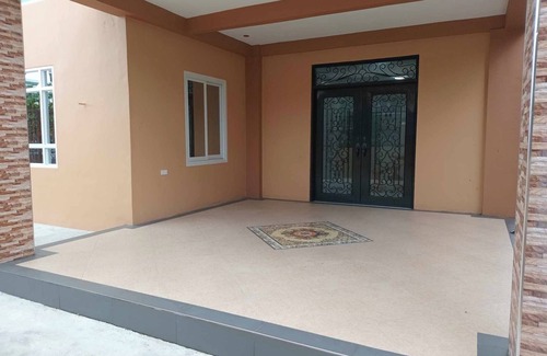 Tarlac House | Charming 3-bedroom house with AC, WiFi. Sleeps 13.