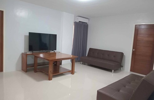 Tarlac House | Charming 3-bedroom house with AC, WiFi. Sleeps 13.