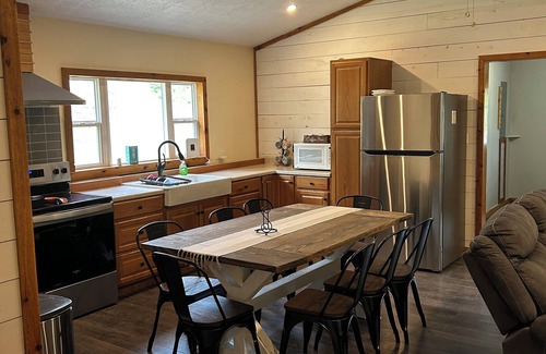 Lindseyville Cabin | Charming 3-bedroom cabin with WiFi, AC in peaceful Leitchfield Near Mammoth Cave