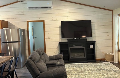 Lindseyville Cabin | Charming 3-bedroom cabin with WiFi, AC in peaceful Leitchfield Near Mammoth Cave