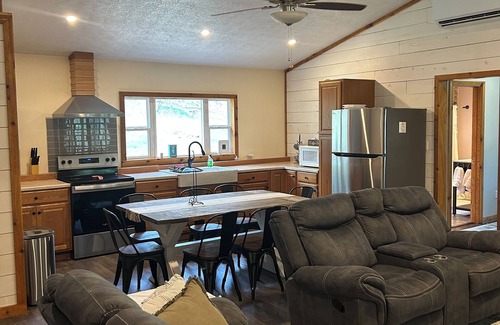 Lindseyville Cabin | Charming 3-bedroom cabin with WiFi, AC in peaceful Leitchfield Near Mammoth Cave