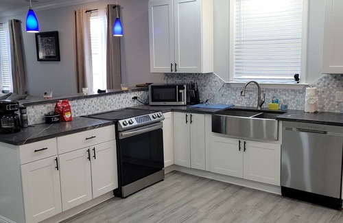 Milan House | Charming 3-bedroom private oasis 3 blocks from the main parade route