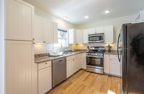 Jefferson House | Charming 3-bedroom house in serene San Antonio with WiFi, AC