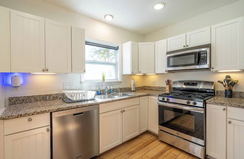 Jefferson House | Charming 3-bedroom house in serene San Antonio with WiFi, AC