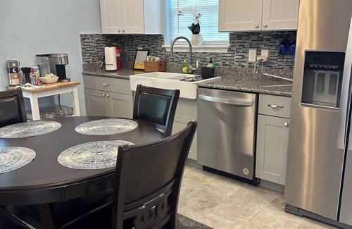 Northwest Los Angeles Heights House | Charming 3-bedroom house with WiFi and AC in wonderful San Antonio