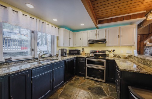 Snowshoe House | Charming 3-bedroom Westridge House with AC at Snowshoe