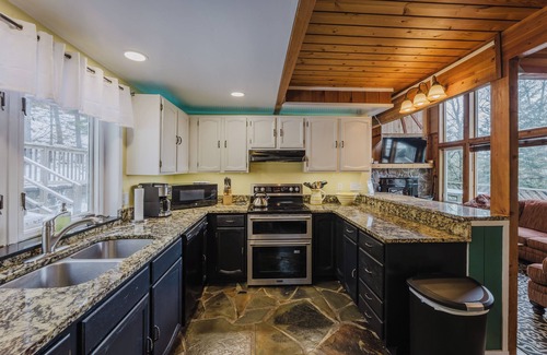Snowshoe House | Charming 3-bedroom Westridge House with AC at Snowshoe