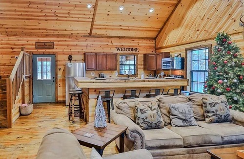 Broken Bow Cabin | Charming 3BR cabin with hot tub, pet friendly, and cozy covered patio retreat