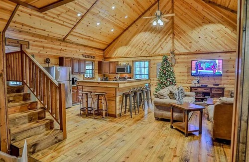 Broken Bow Cabin | Charming 3BR cabin with hot tub, pet friendly, and cozy covered patio retreat