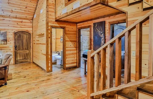 Broken Bow Cabin | Charming 3BR cabin with hot tub, pet friendly, and cozy covered patio retreat