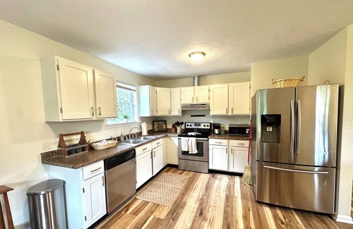 Rochelle House | Charming 3BR Home on 2 acres, Family & pet friendly. With Porch, Fire Pit, Deck