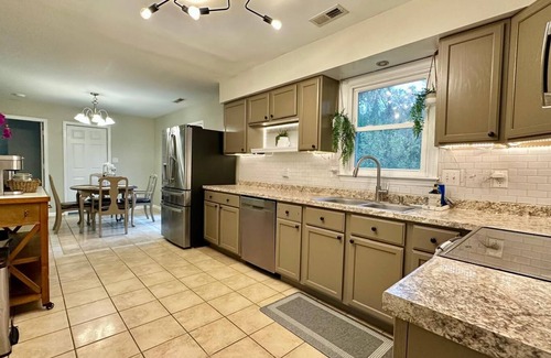 Piney Green House | Charming 4-bedroom 2200SQFT house with great backyard