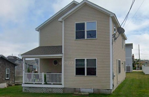 Point Judith House | Charming 4-bedroom house with WiFi + AC in Narragansett. 5-10 min walk to beach!