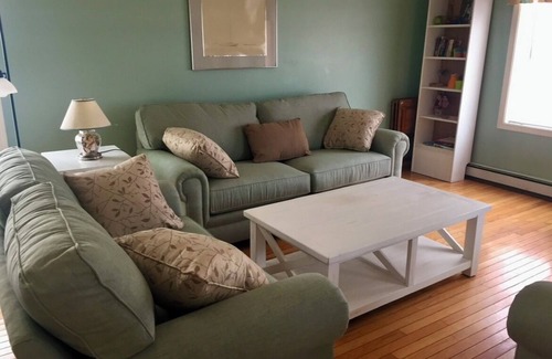Point Judith House | Charming 4-bedroom house with WiFi + AC in Narragansett. 5-10 min walk to beach!
