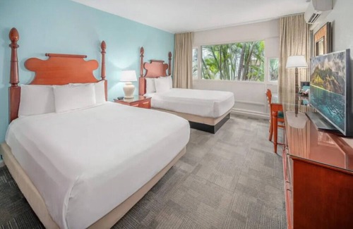 Kahului Hotel | Charming 4 Rooms Steps from the Beach w/Poolside Drinks Lounge | Pet-friendly