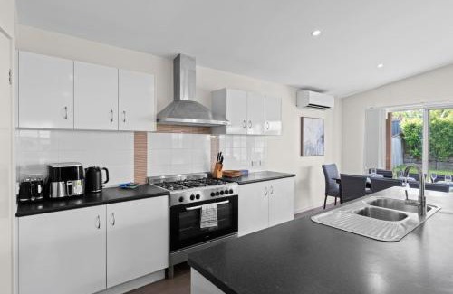 Wynnum House | Charming 4Bedroom Home Near Train Station and Beaches