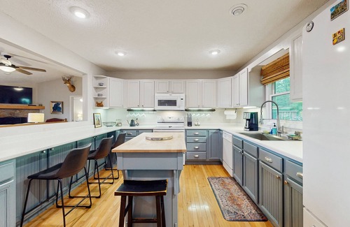 Sugar Mountain House | Charming 4BR House with Long Range Views, Full-Kitchen and Gas Fireplace