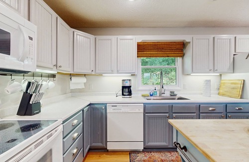 Sugar Mountain House | Charming 4BR House with Long Range Views, Full-Kitchen and Gas Fireplace