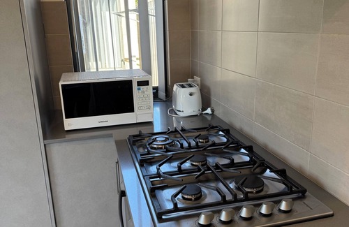 Coolbellup House | Charming and Cozy 2-bedroom bungalow with AC, WiFi and parking in Coolbellup.