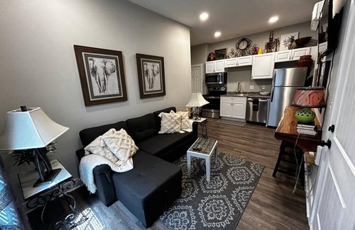 La Vergne Apartment | Charming and cozy one-bedroom suite with a full kitchen and a free parking spot.