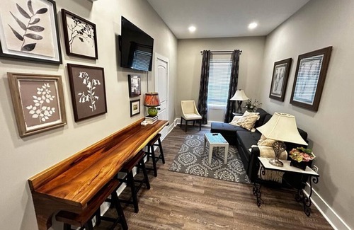 La Vergne Apartment | Charming and cozy one-bedroom suite with a full kitchen and a free parking spot.