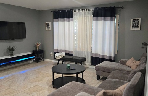 Westminister House | Charming and cozy 3-bedroom duplex in welcoming Lehigh Acres! Come stay here!
