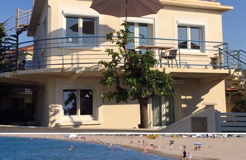 Valras-Plage Apartment | Charming apartment in detached cottage sandy beach 25 m away WiFi free