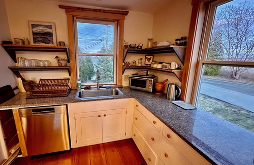 Thomaston Apartment | Charming Apartment in Thomaston with Water Views
