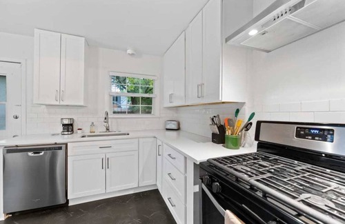 South Manchaca House | Charming Austin Home - 3 BR |Large Fenced Backyard