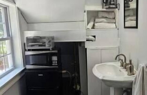 Revere Bed & Breakfast | Charming B&B with AC, WiFi in Phenomenal Revere