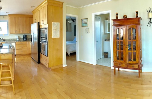 Cape Anne House | Charming Bayfront home with modern kitchen, private pier and hispeed WiFi