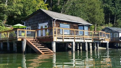 Burley House | Charming Beach Cabin in Quartermaster Harbor