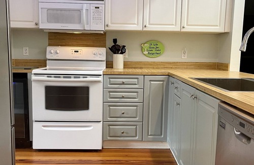 Saint Helena Island House | Charming Beach House, Pets considered, Bikes, Ping Pong, next to Deer Lake Pool!