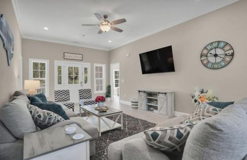 Windy Hill House | Charming Beach House Short Walk To Beach