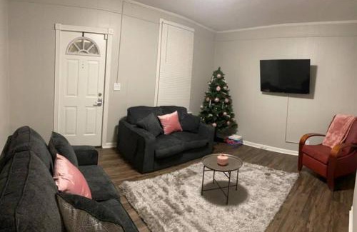 Hamilton House | Charming Blue Haven 2Bed,1 Bath Home Sleeps 8