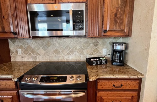 Benton Apartment | Charming Boathouse studio in beautiful Benton, LA with AC!