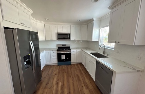 South of Conant House | Charming brand new 2-bedroom house in welcoming Long Beach with AC, WiFi